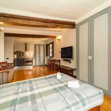 Апартаменты Alexander House *